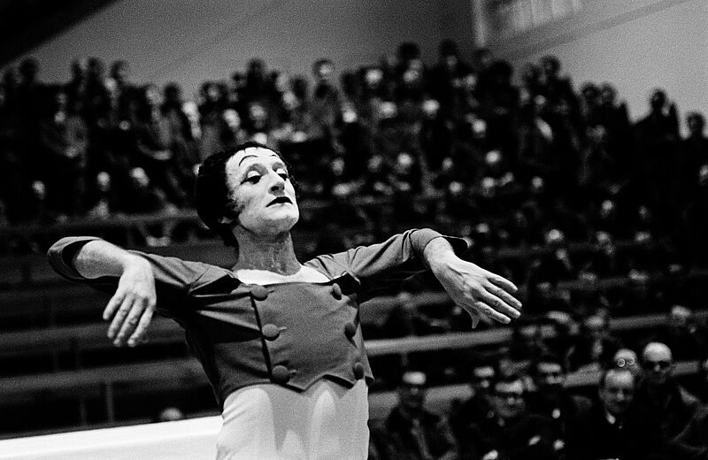 Dimitri Soulas, Der Pantomime Marcel Marceau bei einer Vorstellung in der Justizvollzugsanstalt Stadelheim, 1971
