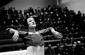Dimitri Soulas, Der Pantomime Marcel Marceau bei einer Vorstellung in der Justizvollzugsanstalt Stadelheim, 1971