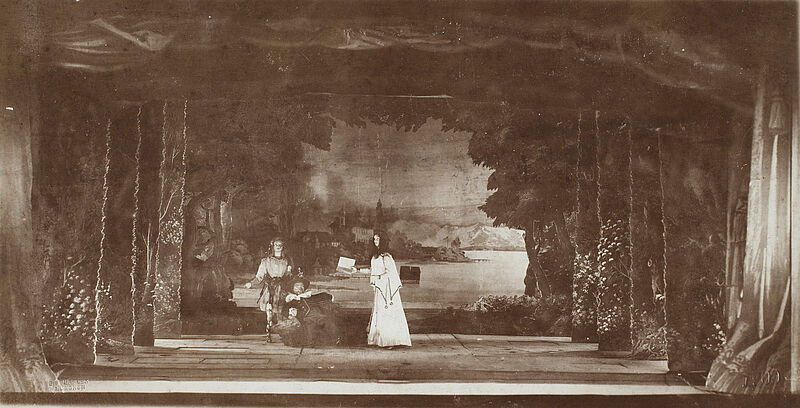 Münchner Marionettentheater, Maximilian Stuffler, Szenen-Foto zu "Des Kinderfreundes Gedächtnisfeier", 1900