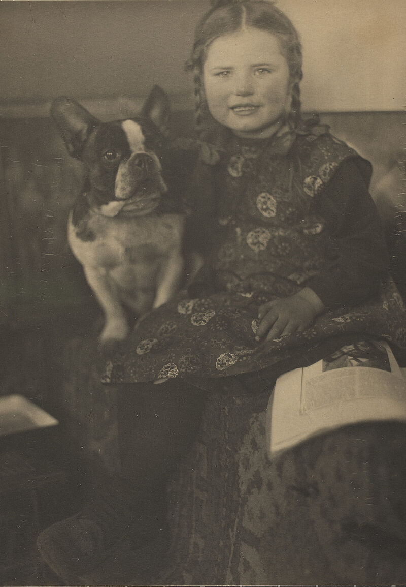 Frank Eugene, Kleines Mädchen mit Hund, um 1910