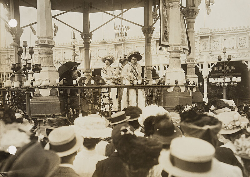 Philipp Kester, Suffragetten-Treffen in London – Rede vor einer Menschenansammlung, 1905