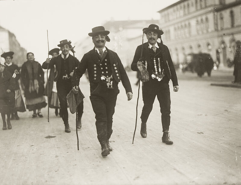 Philipp Kester, Münchner Fasching – Drei Bauern spazieren auf der Ludwigstraße, 1907–1914