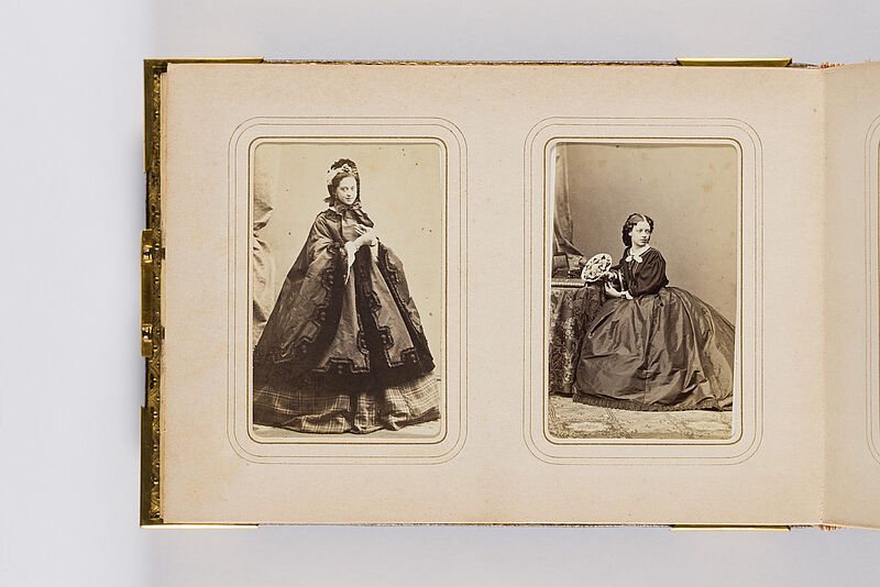 Fotoalbum aus der Bibliothek der Kaiserin Elisabeth von Österreich-Ungarn ("Sisi" mit 100 Carte de visite-Porträts von Damen aus dem Hochadel), 1860–1870