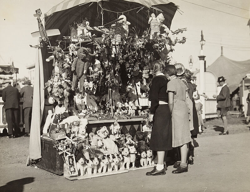 Philipp Kester, Münchner Oktoberfest – Spielzeugstand mit einer Gruppe von Mädchen, 1935
