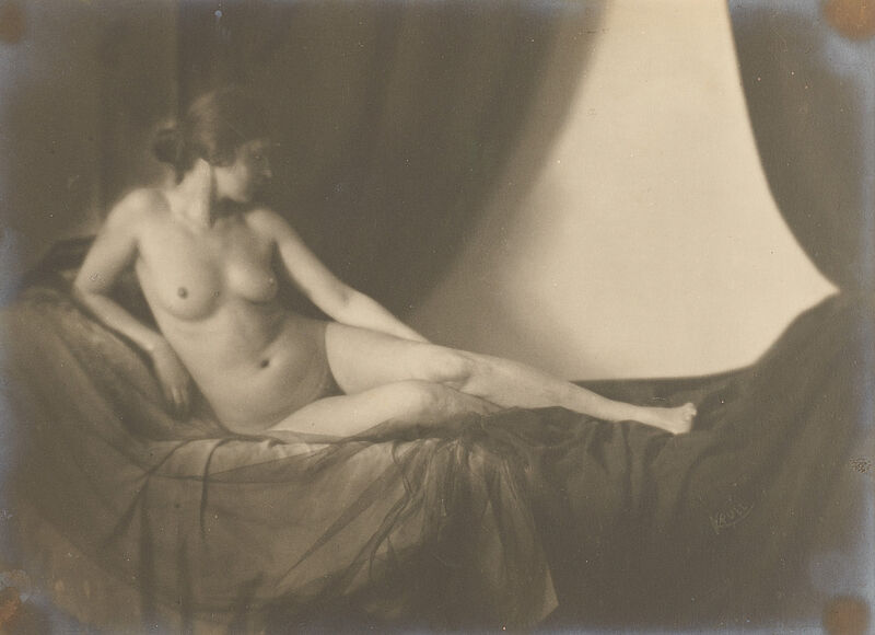 Germaine Krull, Weiblicher Akt, aus der Mappe "Dämmerstunden", 1918–24