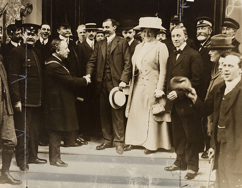 Philipp Kester, Louis Blériot in Dover – Der Pilot wird zusammen mit seiner Gattin nach seiner glücklichen Landung in Dover vom Bürgermeister beglückwünscht, 1909