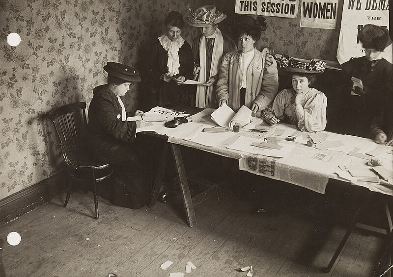 Philipp Kester, "Ein weibliches Wahlbüro" – Frauenrechtlerinnen mit Flora Drummond in London, 1905