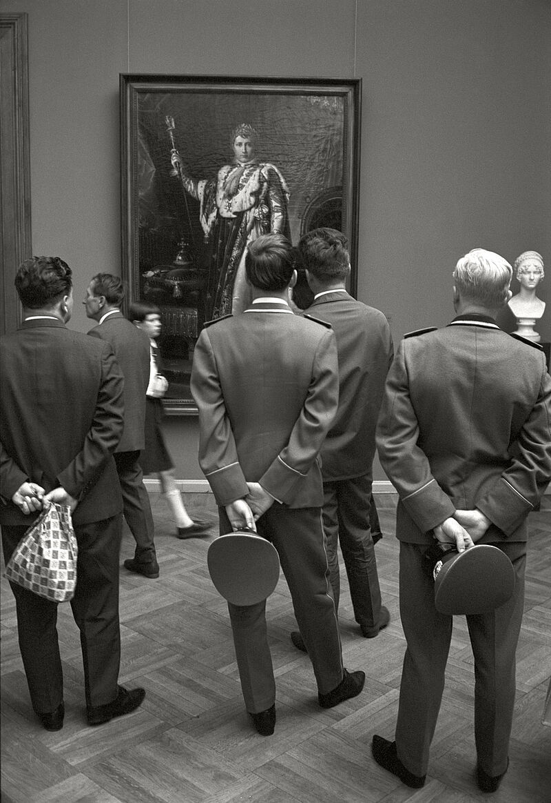 Max Scheler, NVA-Offiziere vor einem Porträt Napoleons im Dresdner Zwinger (Originaltitel), 1966