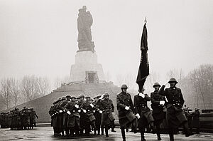 Thomas Hoepker, Parade einer Einheit der Volksarmee vor dem Sowjetischen Ehrenmal in Berlin-Treptow, Ost-Berlin, um 1975