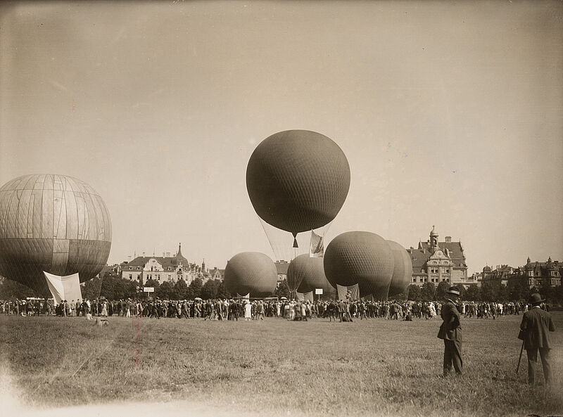 Philipp Kester, Graf Zeppelin-Gedenkfeier – Die Verfolger des Ballons "Graf Zeppelin" beim Abflug von der Münchner Theresienwiese, um 1921