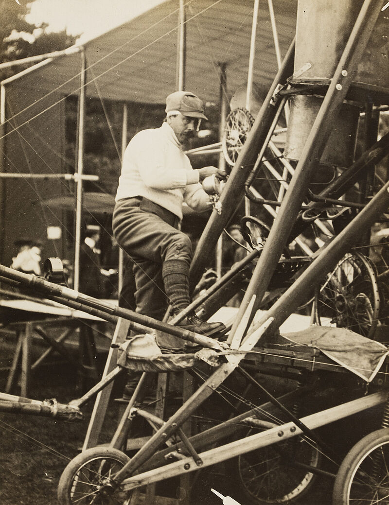Philipp Kester, Flug von London nach Manchester – Der Flieger Col. Cody bei Vorbereitungen zum Flug, 1910