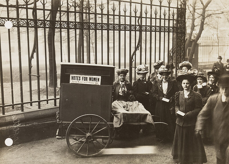 Philipp Kester, Suffragetten sammeln für Kampffonds – Frauenrechtlerinnen mit einer Drehorgel auf Londons Straßen, 1908