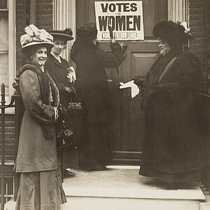 Philipp Kester, Suffragetten nageln ein Plakat an die Tür des Kriegsministers Lord Haldane, 1905