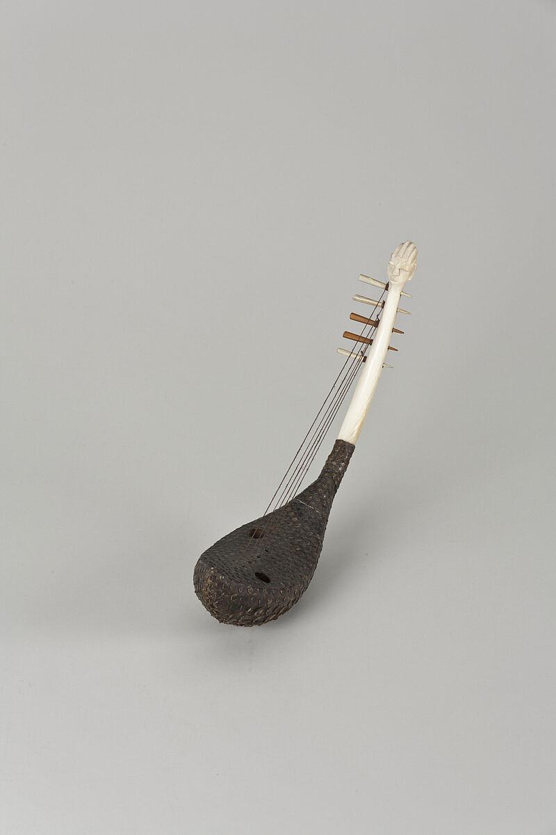Mangbetu, kundi – Harfe aus Elfenbein und Schlangenhaut mit fünf Saiten, vor 1943