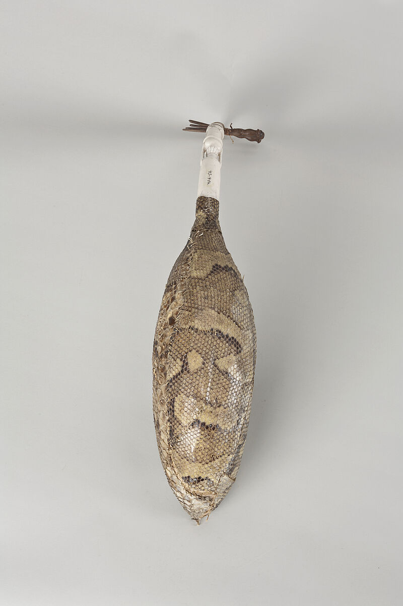 Mangbetu, kundi – Harfe aus Elfenbein und Pythonhaut mit fünf Saiten, vor 1943