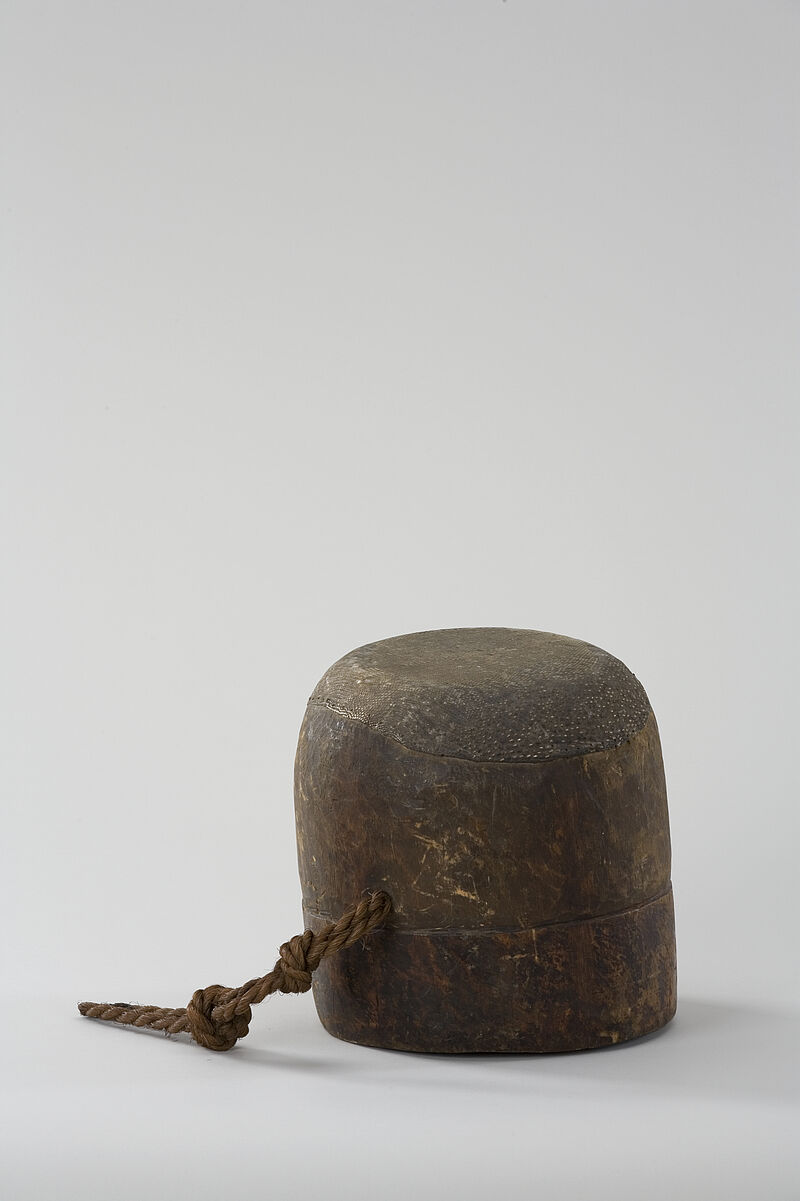Asena, nfukula / mfukula (?) – Einfellige Fasstrommel mit Nagelspannung, vor 1886