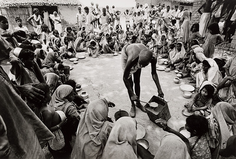 Thomas Hoepker, Essensausgabe, Bihar, Indien, 1967