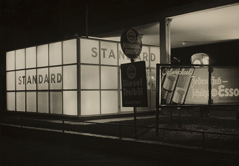 Herbert List, Tankstelle bei Nacht, Hamburg, 1930