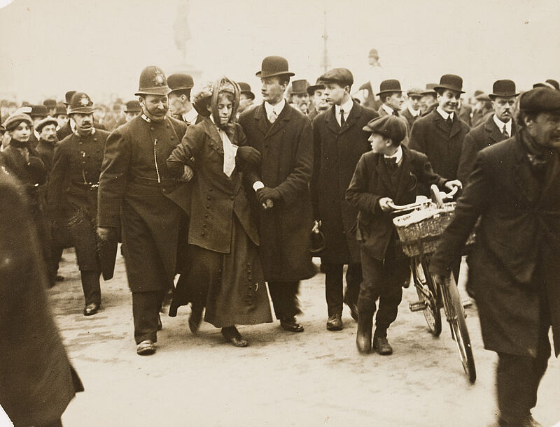 Philipp Kester, Suffragette wird abgeführt – Londoner Straßenszene bei der eine Suffragette von mehreren Polizisten abgeführt wird, 1908