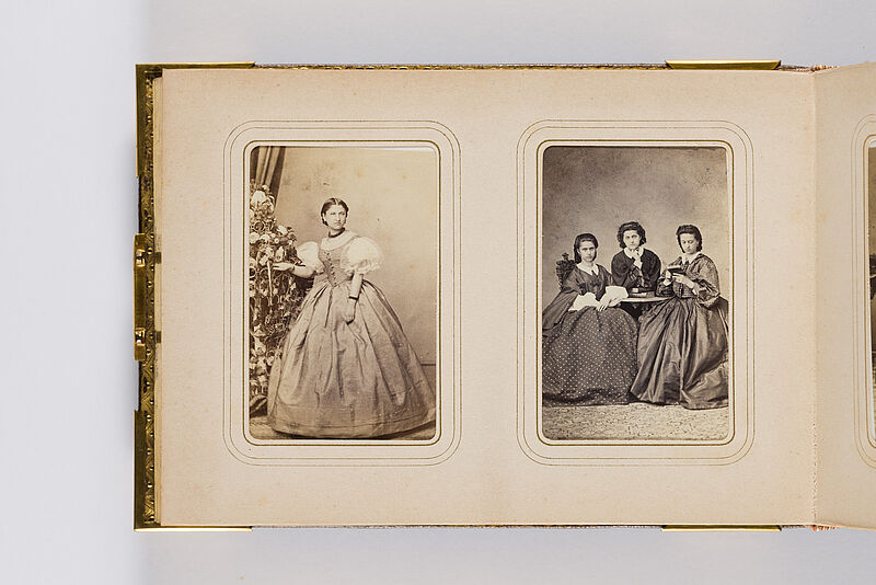 Fotoalbum aus der Bibliothek der Kaiserin Elisabeth von Österreich-Ungarn ("Sisi" mit 100 Carte de visite-Porträts von Damen aus dem Hochadel), 1860–1870