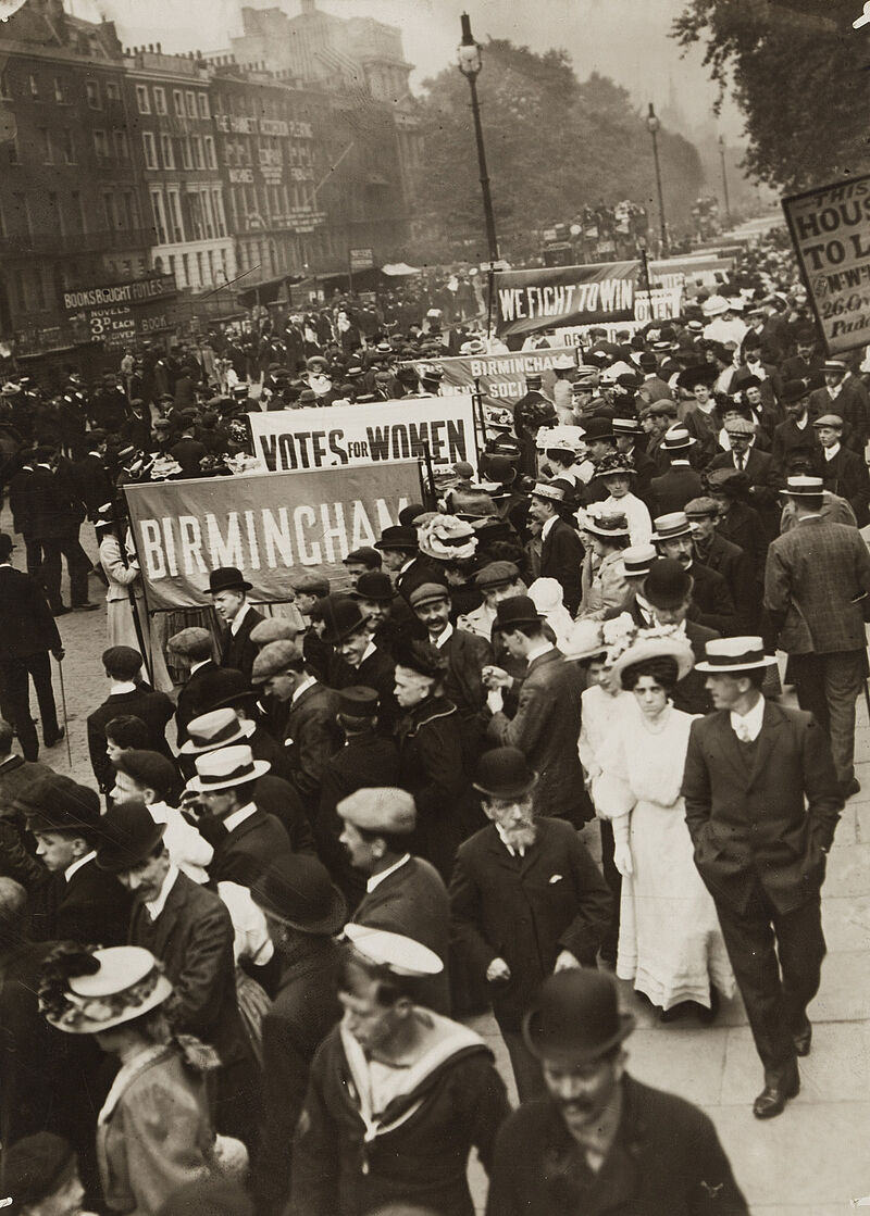 Philipp Kester, Demonstration englischer Suffragetten – Frauenrechtlerinnen auf Londons Straßen, 1905