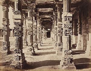 Samuel Bourne, Innenansicht des östlichen Säulengangs der Großen Moschee (Kutub Minar), Delhi, 1865–1866