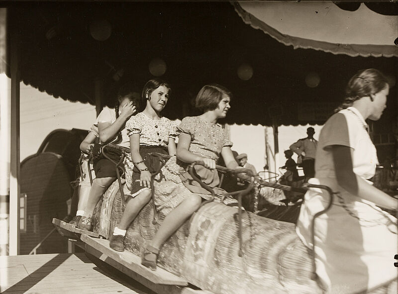 Philipp Kester, Münchner Oktoberfest – Mädchen in einem Karussell, 1935