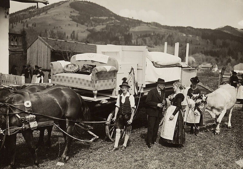 Philipp Kester, Bauernhochzeit im Leitzachtal – Mit dem "Kuchelwagen" wird das Mobiliar transportiert, um 1930