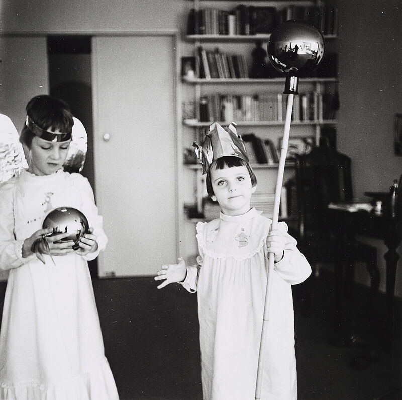 Barbara Niggl Radloff, Schwestern Friedmann in Engelskostümen, 1958