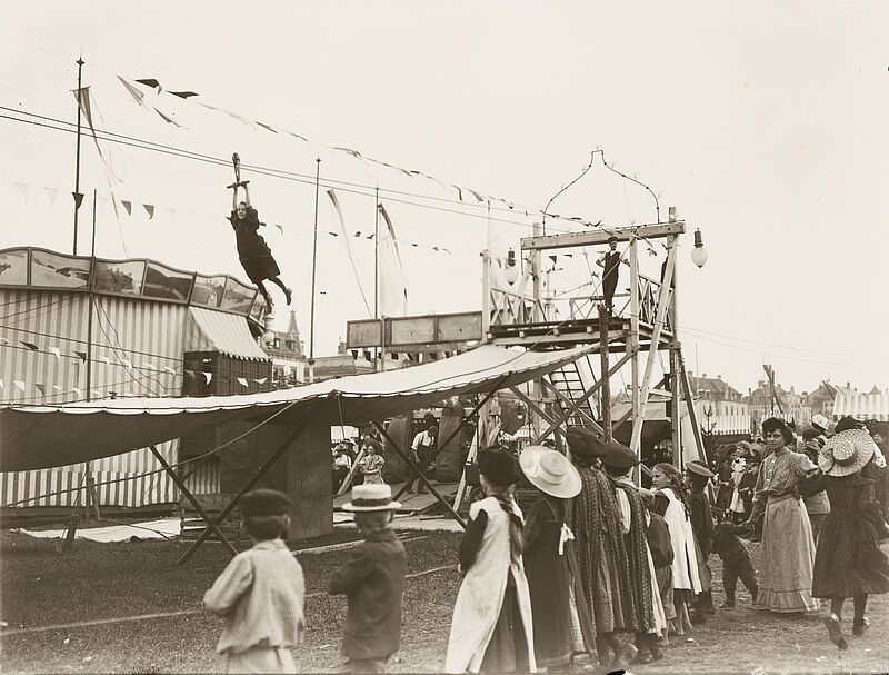 Philipp Kester, Münchner Oktoberfest – Hängegleitanlage mit Mädchen in voller Fahrt, 1907–1910