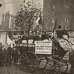 Philipp Kester, Aus der Haft entlassene Suffragetten – Suffragetten fahren in Karren durch die Straßen von London, 1905