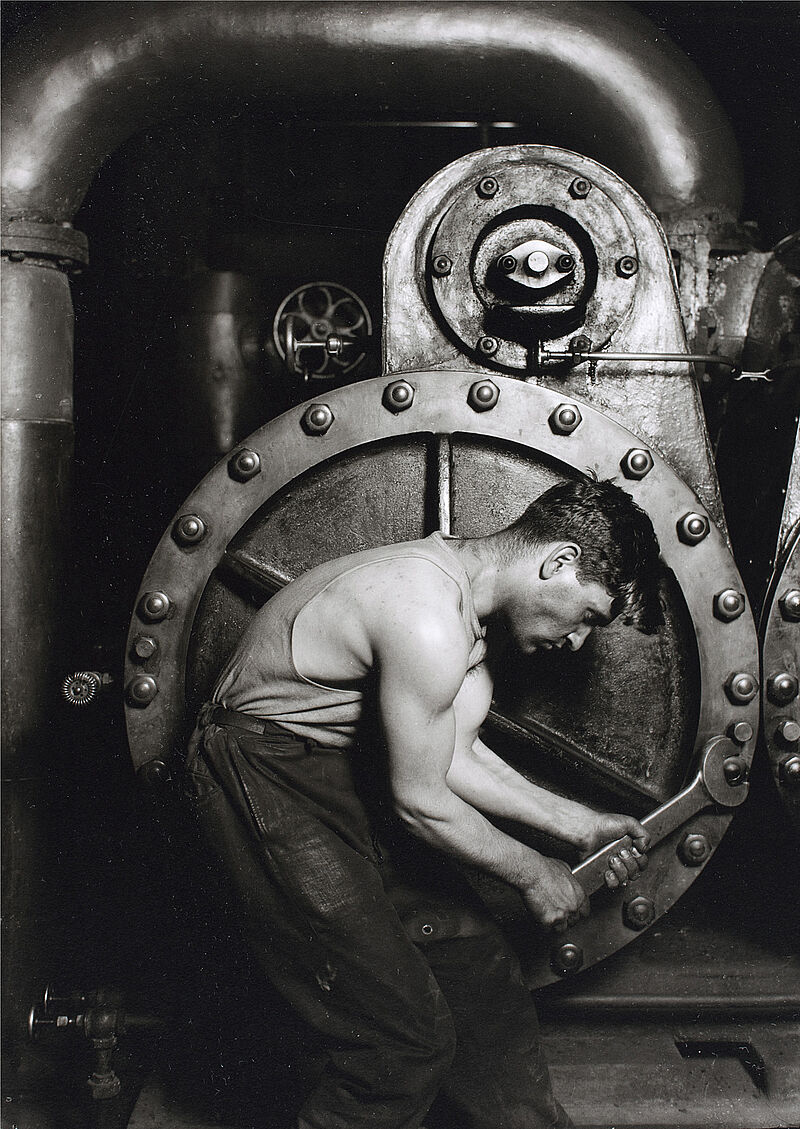 Lewis Hine, Kraftwerksarbeiter an einer Dampfturbine, USA, 1920