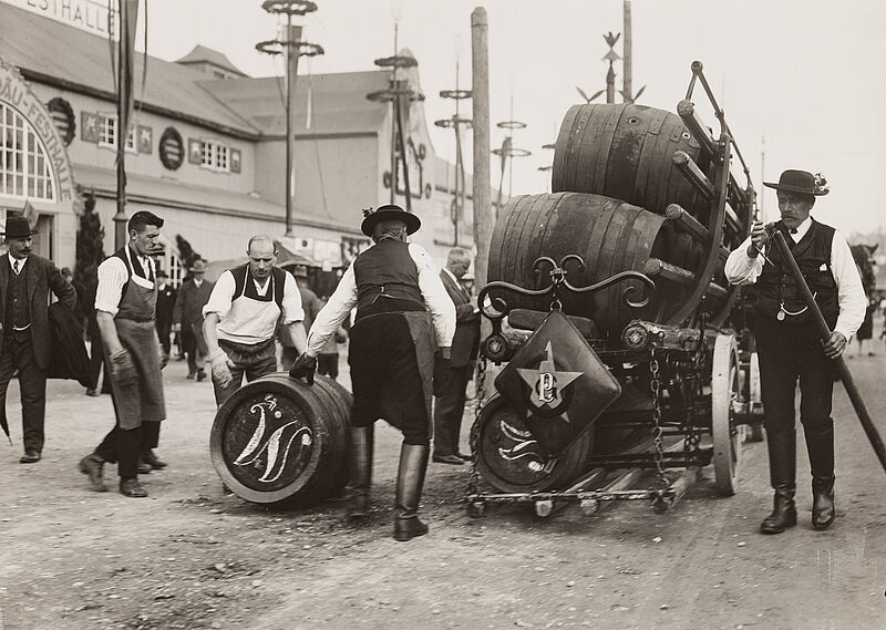 Philipp Kester, Münchner Oktoberfest – Biermänner beim Abladen der Fässer vom Pferdefuhrwerk vor einem Bierzelt, 1935