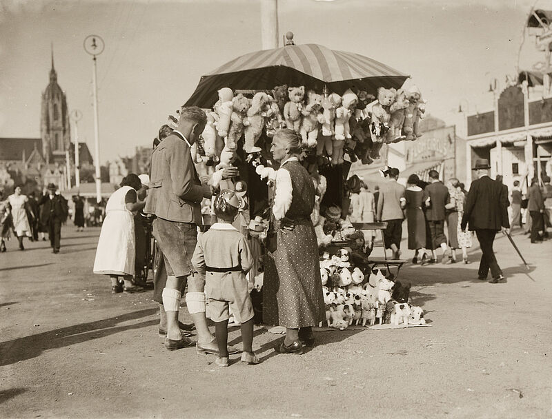 Philipp Kester, Münchner Oktoberfest – Spielzeugstand mit der Paulskirche im Hintergrund, 1935