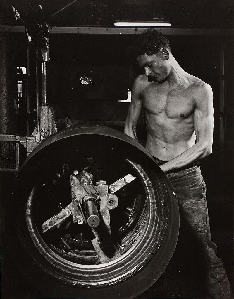 Arbeiter bei der Reifenproduktion, Hamburg-Harburg, 1954