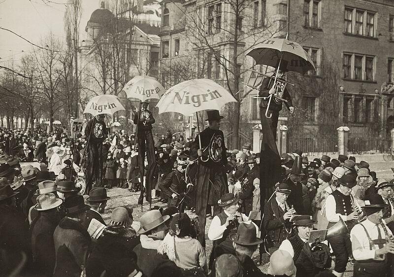 Philipp Kester, Münchner Faschingsfestzug – Faschingstreiben mit Schornsteinfegern auf Stelzen, 1929