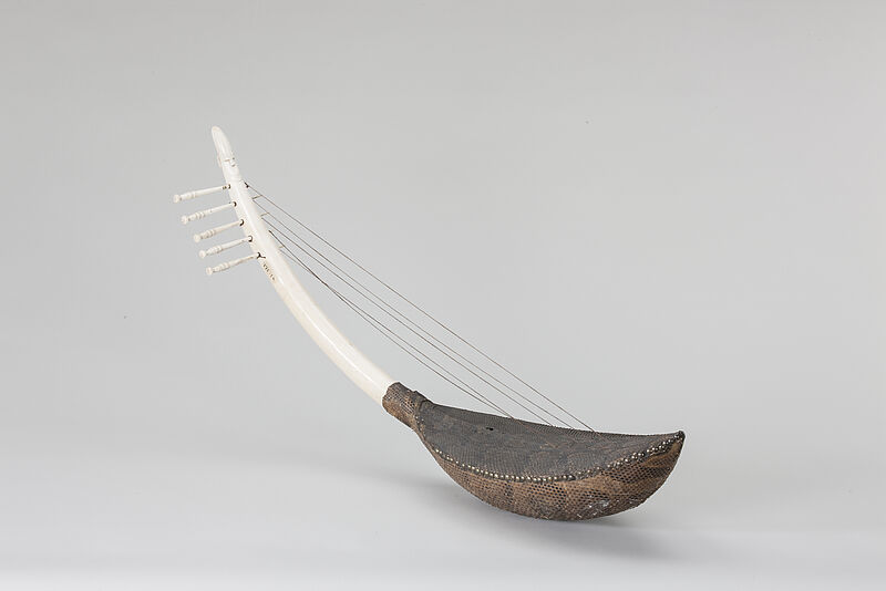 Mangbetu, kundi – Harfe aus Elfenbein mit fünf Saiten, 1900–1950