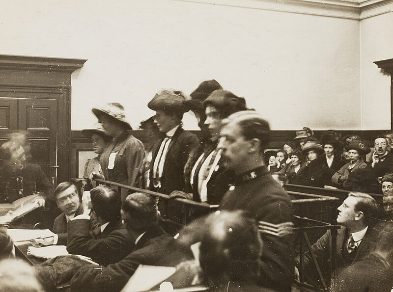 Philipp Kester, Frauenbewegung in England – Verhaftete Suffragetten auf der Anklagebank im Londoner Polizeigericht, 1909