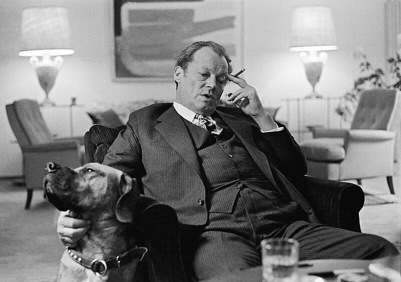Thomas Hoepker, Willy Brandt in der Nacht seiner Wiederwahl zum Kanzler in seinem Bonner Haus mit Hund Bastian, 1972