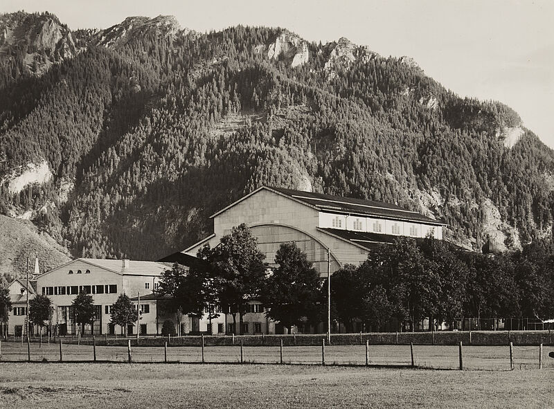 Philipp Kester, Oberammergau – Das Passionstheater mit dem Labergebirge im Hintergrund, ca. 1930