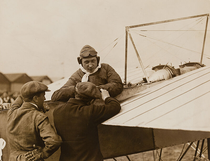 Philipp Kester, Gustav Hamel – Beim Schreiben von Autogrammen in seinem Flugzeug, 1911
