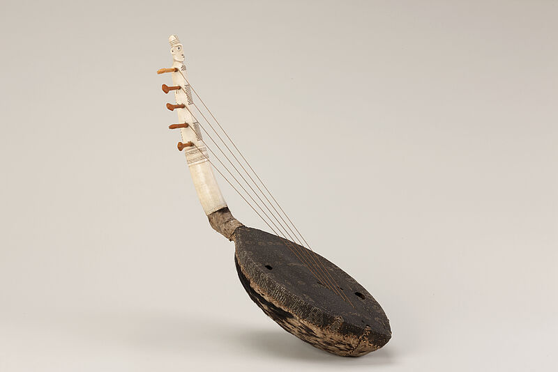 Mangbetu, kundi – Harfe aus Elfenbein und Echsenhaut mit fünf Saiten, vor 1943