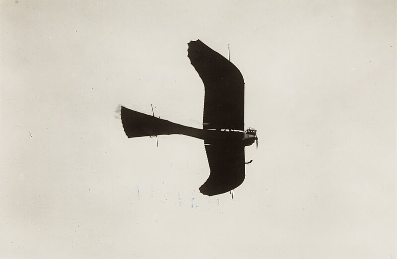 Philipp Kester, Fliegerei in München – Rumpler-Eindecker (Rumpler-Taube) im Flug über das Oberwiesenfeld, 1912