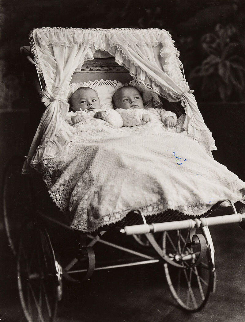 Philipp Kester, Auch Kinderwagen haben ihre Mode – Zwillinge im Kinderwagen um die Jahrhundertwende, 1910