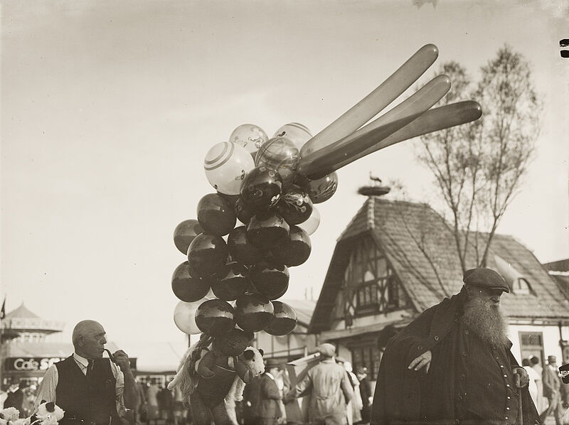 Philipp Kester, Münchner Oktoberfest – Luftballons mit der Fischer-Vroni im Hintergrund, 1935