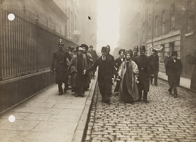 Philipp Kester, Englische Frauenrechtlerinnen – Emmeline Pankhurst tritt mit neun anderen Suffragetten ihre Haftstrafe in London an, 1905