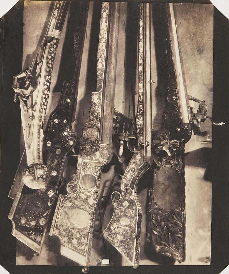 Ludwig Belitski, Vier Radschloss-Gewehre und eine Pistole mit ausgelegter, geschnitzter und gravierter Arbeit, ein Drittel Naturgröße, 16. u. 17. Jahrhundert (aus: Vorbilder für Handwerker und Fabrikanten...), vor 1855