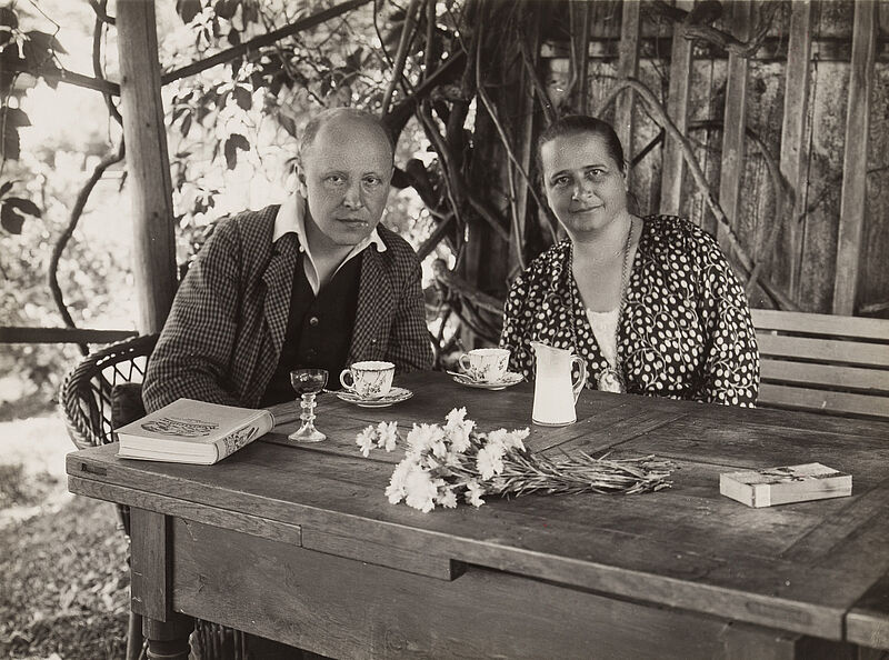 Philipp Kester, Alfred Kubin – Am Gartentisch mit seiner Mutter sitzend