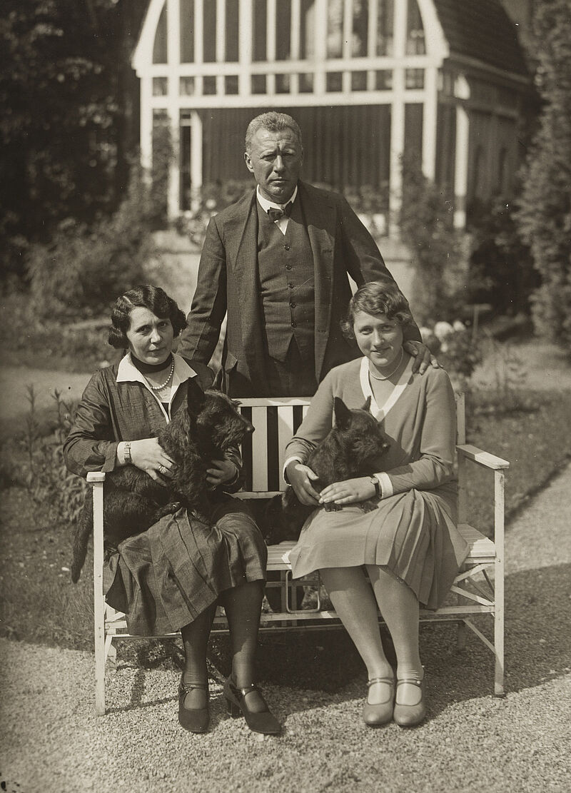 Philipp Kester, Wilhelm Filchner – Mit seiner Frau von Frenery und seiner Tochter sowie mitgebrachten tibetanischen Hunden, 1928