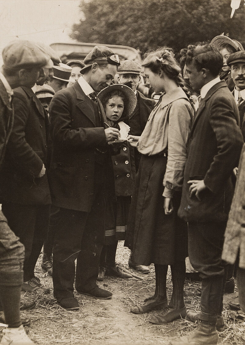 Philipp Kester, Flug von Paris nach London – Der Flieger Moisant gibt einem Mädchen ein Autogramm, um 1910